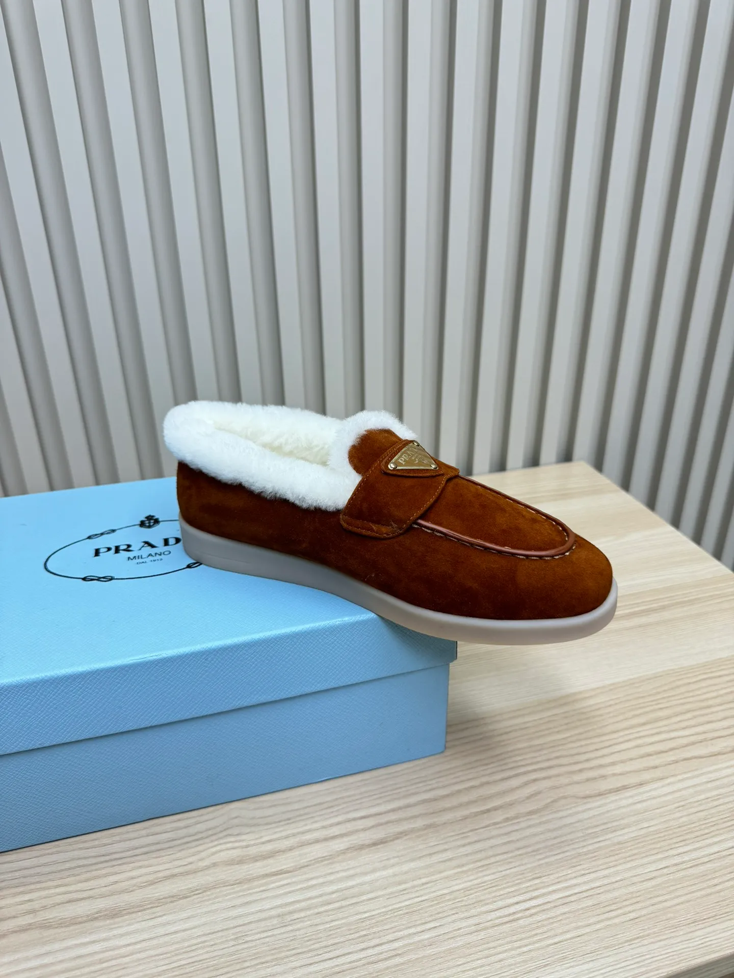 p580 Prada couple loafers｜Winter warmth and good looks at the same time online❄️👫 This is the C position of the shoe cabinet this autumn and winter! Prada's new couple's loafers are high-end yet still stylish~ ✨Imported frosted cowhide fabric, exquisite texture and high-end at first glance 🐑Australian imported sheepskin fur integrated lining, maximum warmth retention! It is also super warm to wear in winter in the north. 🔺The classic triangle logo embellishes the upper, which is simple and elegant, with perfect recognition. 💯Original TPU absorbent film outsole, non-slip, wear-resistant and durable. A must-have item for couples to go out on the street! The upper foot instantly enhances the overall outfit level, whether it is paired with a coat or a down jacket, it looks great ~ #Prada Loafers #coupleshoesrecommend #wintermusthaveshoes #luxurywear Outfit Fabric: Imported two-layer frosted cowhide Lining: Sheepskin imported from Australia One piece Outsole: Original Tpu absorbent film outsole Female size: 35~41 (customized in 41) Male size: 39~45 (customized in 45)